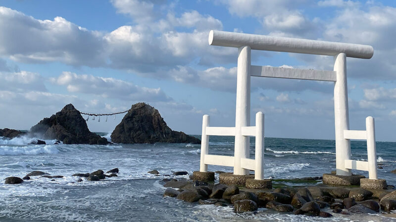 白い鳥居と夫婦岩、糸島の美しい桜井二見ヶ浦の絶景